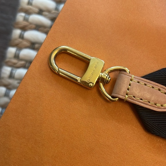 Louis Vuitton shoulder strap in black with small pouch - Picture 4 of 9